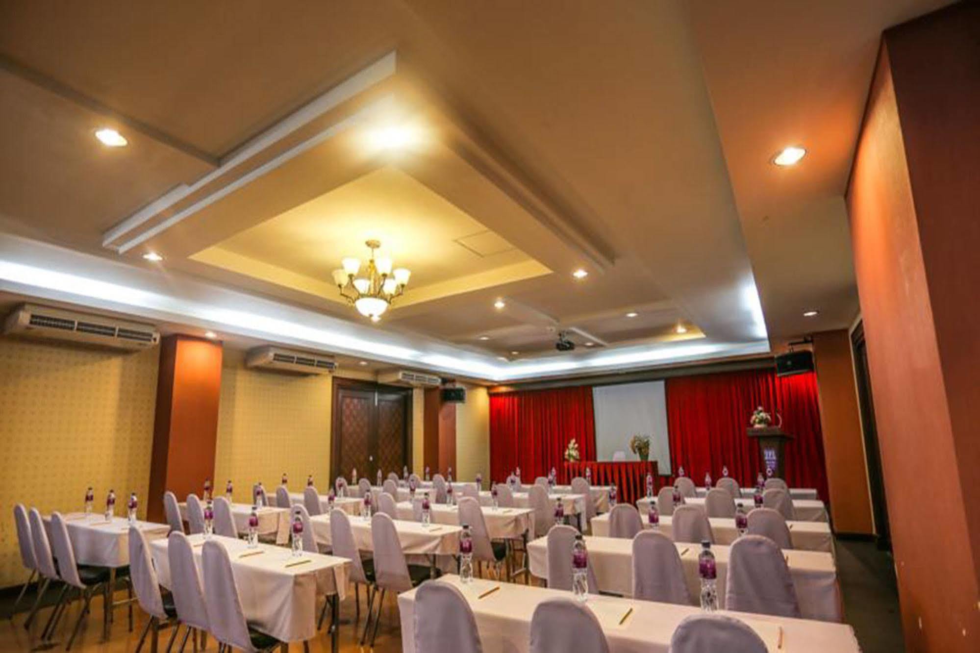 Madina Rayong Hotel Екстериор снимка