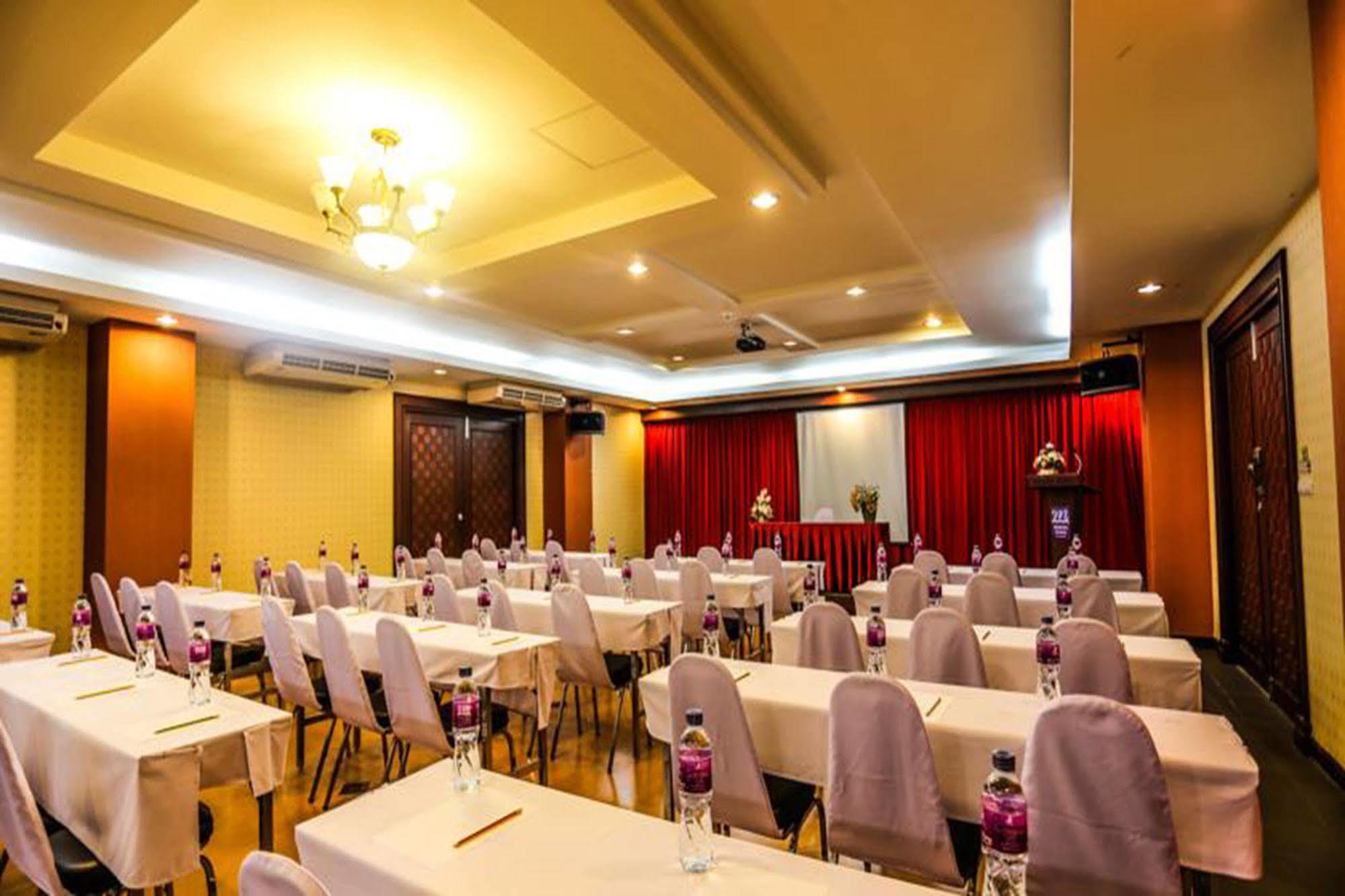 Madina Rayong Hotel Екстериор снимка