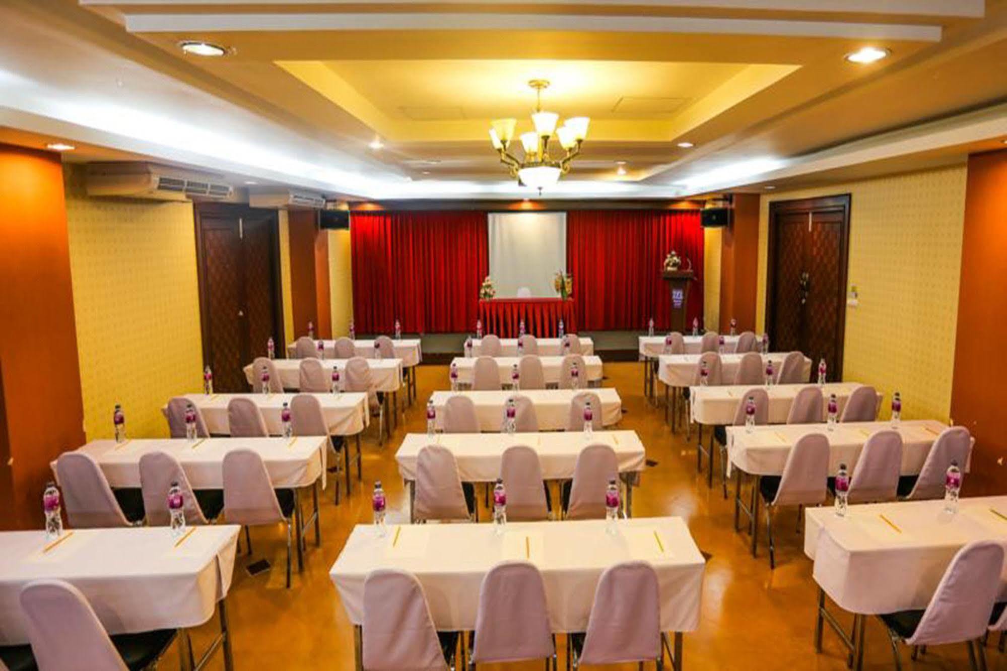 Madina Rayong Hotel Екстериор снимка
